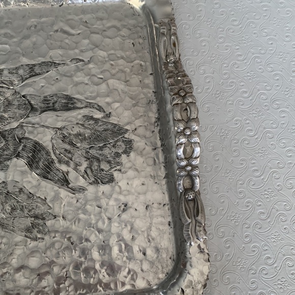 Vintage Rodney Kent Hammered Aluminum Tulip Tray with Serving Handles - Picture 4 of 8